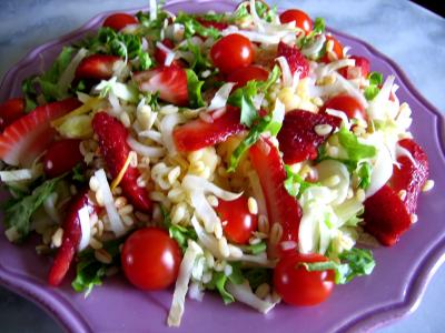 blé : Assiette de salade de blé aux fruits