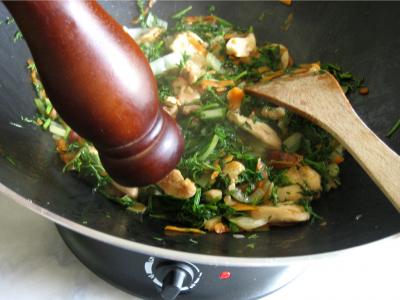 Blancs de poulet aux fanes de carottes - 8.3
