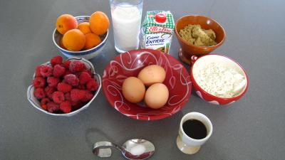 Ingrédients pour la recette : Clafoutis aux framboises et aux abricots