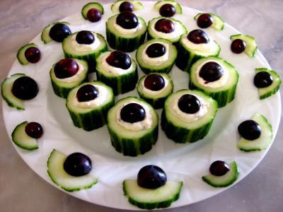 Recettes sans oeufs : Assiette de bouchées au concombre et au roquefort
