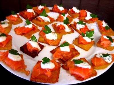 Poissons : Assiette de canapés de polenta au saumon fumé