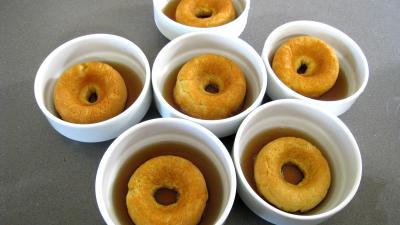 Imbiber les babas de sirop