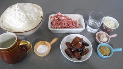 Ingrédients pour la recette : Pain aux dattes et aux lardons