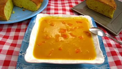 crème fraîche : Plat de coulis d'abricots