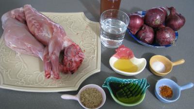 Ingrédients pour la recette : Lapin aux oignons à la portugaise (Coelho de cebolada)