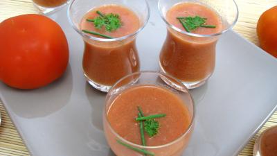 sirop d'ananas : Verres de boisson tomates santé