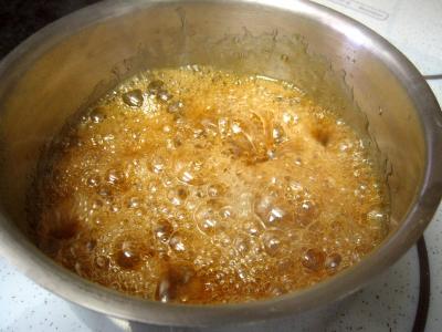 Image : Cuisson du sucre - un caramel en cours de cuisson
