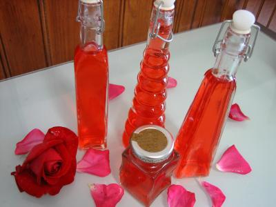vinaigre blanc : Bouteilles de vinaigre de roses