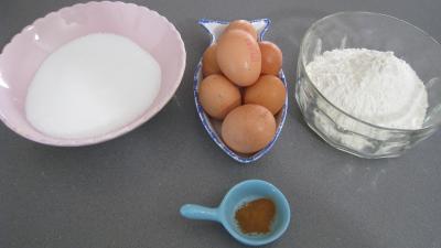 Ingrédients pour la recette : Biscuits de Savoie (biscottini alla Savoiarda)