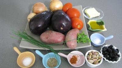 Ingrédients pour la recette : Purée d'aubergines et confit d'oignons et de tomates