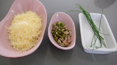 Ingrédients pour la recette : Amuse-bouche d'emmental à la pistache