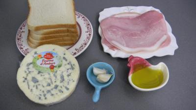 Ingrédients pour la recette : Canapés au jambon et à la fourme d'Ambert