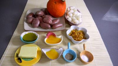 Ingrédients pour la recette : Potimarron et pommes de terre aux oignons confits