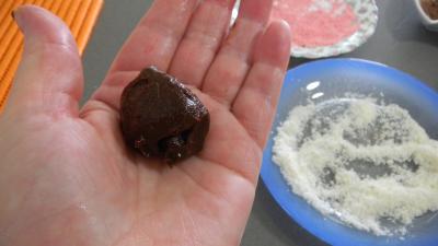 Façonner une truffe en chocolat
