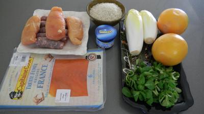 Ingrédients pour la recette : Salade de truite fumée et sa brochette de viandes