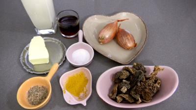 Ingrédients pour la recette : Sauce aux morilles et au Porto