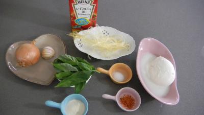 Ingrédients pour la recette : Amuse-bouche moléculaire à la tomate et mozzarella