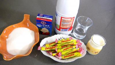 Ingrédients pour la recette : Yaourts aux carambars et au caramel