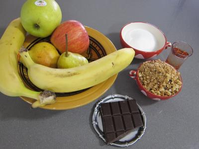 Ingrédients pour la recette : Brouillade de fruits au pralin et chocolat