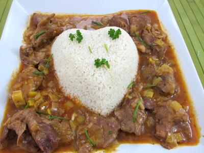 concentré de tomate : Plat du millet en forme de coeur, entouré de l'agneau au marsala