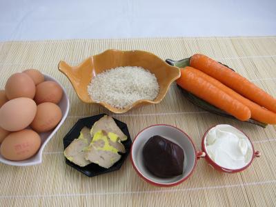 Ingrédients pour la recette : Oeufs au foie gras et sa couronne riz et carottes