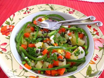 Cuisine russe : saladier de salade et sauce au parfum de Russie