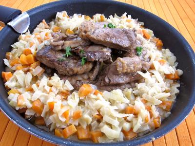 plat complet : Sauteuse contenant le boeuf façon stroganov