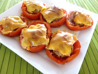 tomates farcies : Assiette de tomates farcies chipolatas et merguez