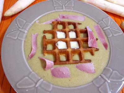 Cuisson au micro-ondes : Assiette de mâche en velouté et sa gaufrette à la mozzarella