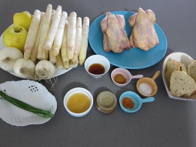 Ingrédients pour la recette : Coquelets au miel et aux pommes caramélisées et aux asperges