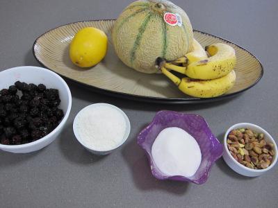 Ingrédients pour la recette : Mûres et melon en salade au sirop de noix de coco
