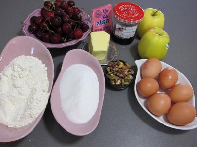 Ingrédients pour la recette : Pudding aux cerises et aux pommes