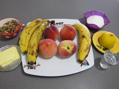 Ingrédients pour la recette : Pêches, bananes et pistaches au rhum