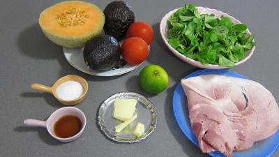 Ingrédients pour la recette : Mâche en salade et ses brochettes de jambon