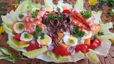encornet : Grande assiette d'encornets et gambas en salade