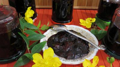Les grands classiques : Assiette et bocaux de confiture de mûres