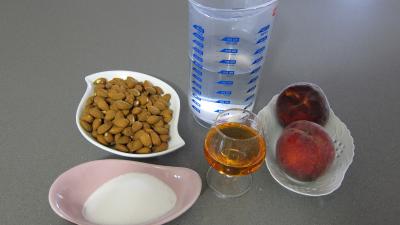 Ingrédients pour la recette : Cocktail de lait d'amandes aux pêches