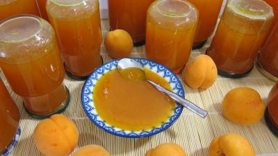Image : Coupelle de confiture d'abricots et ses pots
