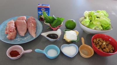 Ingrédients pour la recette : Soupe de poulet au lait d'amandes et de noix de coco