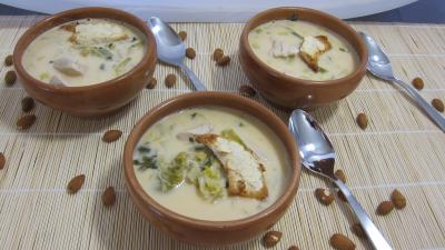 Bols de soupe de poulet au lait d'amandes et de noix de coco