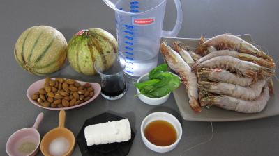 Ingrédients pour la recette : Gaspacho de melon au lait d'amandes et gambas