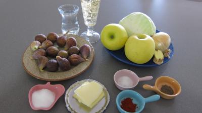Ingrédients pour la recette : Compotée de chou aux figues et aux pommes