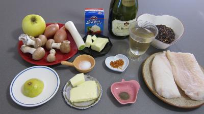Ingrédients pour la recette : Loup de mer et sa sauce au champagne